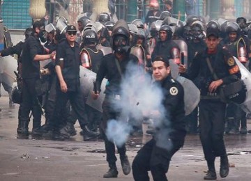 Polisi menggunakan peluru karet untuk membubarkan demonstran