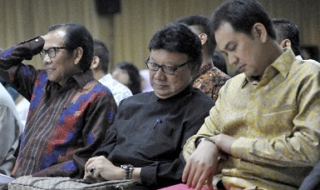 Politiku Partai Golkar Aziz Syamsudin (kanan).