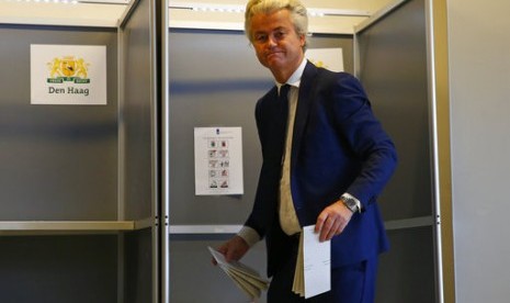 Politikus anti-Islam Belanda Geert Wilders saat memberikan suaranya dalam Pemilu Belanda di Den Haag, 15 Maret 2017.