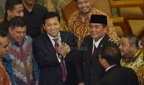 Politikus Golkar Setya Novanto (tengah) usai membacakan pidato pengunduran dirinya sebagai Ketua DPR pada sidang paripurna di Gedung DPR RI, Senayan, Jakarta, Jumat (18/12). (Republika/Rakhmawaty La'lang)