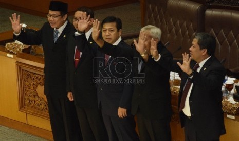 Politikus Golkar Setya Novanto  mengundurkan diri sebagai Ketua DPR pada sidang paripurna di Gedung DPR RI, Senayan, Jakarta, Jumat (18/12). (Republika/Rakhmawaty La'lang)