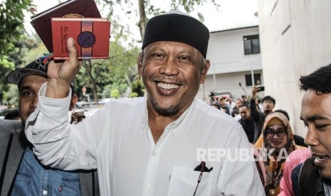 Politikus PAN Eggi Sudjana (tengah) bersiap menjalani pemeriksaan di Dirkrimum Polda Metro Jaya, Jakarta, Senin (13/5/2019). 