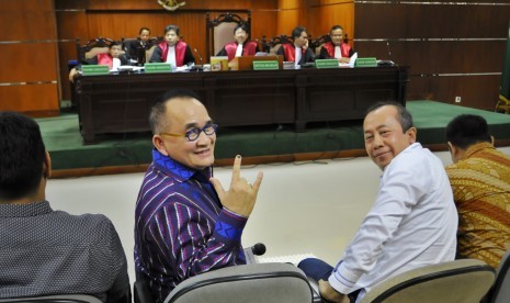 Politikus Partai Demokrat Ruhut Sitompul (kiri) dan Saan Mustofa (kanan) bersaksi dalam persidangan kasus dugaan korupsi Proyek Hambalang dengan terdakwa Anas Urbaningrum, Jakarta, Kamis (7/8). 