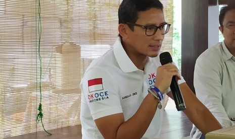 Politikus Partai Gerindra Sandiaga Salahuddin Uno menyampaikan keterangan kepada media setelah dirinya kembali bergabung ke Partai Gerindra di pendopo kediamannya di Senopati, Jakarta, Kamis (17/10). 