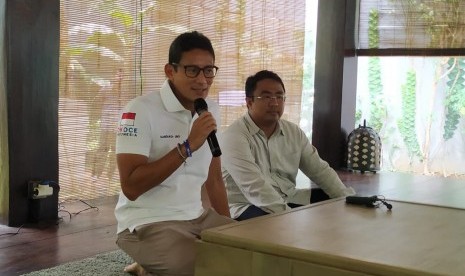 Politikus Partai Gerindra Sandiaga Salahuddin Uno menyampaikan keterangan kepada media setelah dirinya kembali bergabung ke Partai Gerindra di pendopo kediamannya di Senopati, Jakarta, Kamis (17/10). 