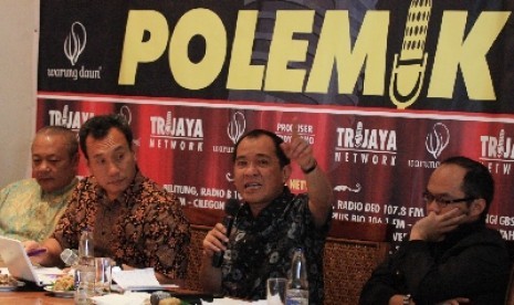 Politikus Partai Nasdem Akbar Faizal (dua kanan).