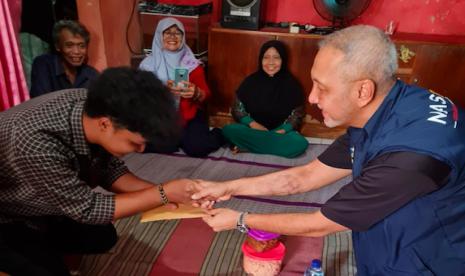 Politikus Partai Nasdem, Idris Sandiya, saat memberi bantuan untuk siswa yang ijazahnya ditahan pihak sekolah karena masih ada tanggungan biaya, Ahad (17/12/2023).