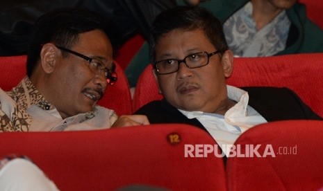  Politikus PDIP Djarot Saiful Hidayat (kiri) bersama Sekjen PDIP Hasto Kristianto berbincang sebelum acara nonton bareng film Bid'ah Cinta di Jakarta, Sabtu (25/3). 