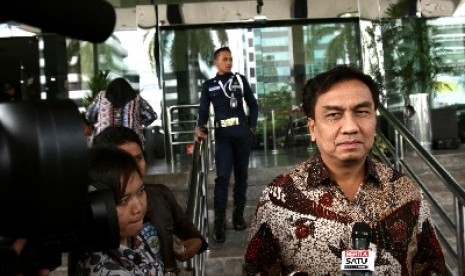 Politikus PDIP Effendi Simbolon mendatangi gedung KPK, di Jakarta, Senin (16/7).