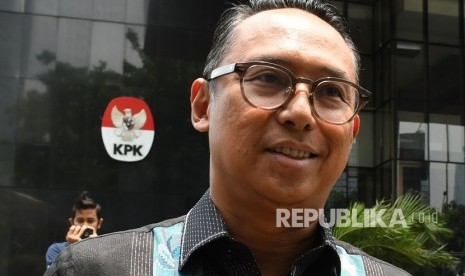 Anggota DPR Nico Siahaan meminta aktivitas di Kebun Binatang Bandung tak terganggu.