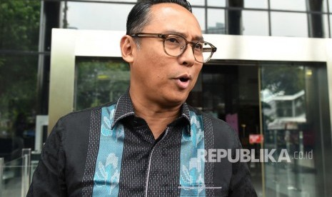 Politikus PDIP Junico Siahaan berjalan meninggalkan gedung KPK Merah Putih usai menjalani pemeriksaan di Jakarta, Selasa (29/10/2019).