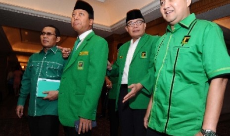 Politikus PPP Ahmad Yani (kanan) mendaftar capim KPK.