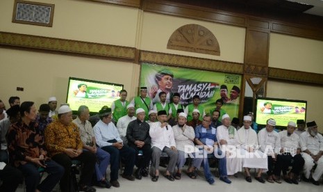 Politikus senior Amien Rais, bersama para alumni 212 menggelar konferensi pers yang bertajuk Tamsya Al-Maidah di Aula Masjid Al-Azhar, Jakarta, Senin (17/4).