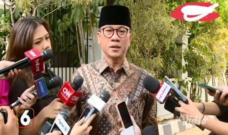 Politikus senior PAN Yandri Susanto di depan kediaman rumah Presiden Terpilih Prabowo Subianto.