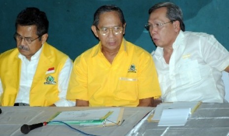 Politikus senior Partai Golkar, Ginandjar Kartasasmita (tengah).