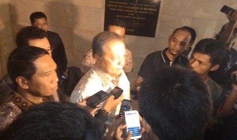 Politikus senior Partai Golkar usai bertemu dengan kubu Agung Laksono di kantor DPP, Rabu (10/12)