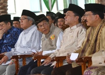 Politisi AM Fatwa (tiga dari kanan), bersama Gubernur DKI Jakarta, Fauzi Bowo (kanan), Menhut Zulkifli Hasan, Ketua MPR, Taufik Kiemas, dan Ketua DPD, Irman Gusman saat peresmian Gedung Putra Fatahilah, Ahad (21/8).