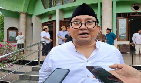 Politisi Gerindra Fadli Zon saat diwawancarai wartawan di kawasan rumah duka budayawan Ridwan Saidi di Jalan Merak II Blok N3 Nomor 31, Bintaro Jaya 1, Jakarta Selatan, Ahad (25/12/2022). Politisi Gerindra Fadli Zon akui sering ke situs-situs bersejarah dengan Ridwan Saidi.