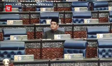 Politisi muda Partai UMNO, Khairy Jamaluddin yang tetap berada di kursinya sementara seluruh anggota parlemen dari UMNO melakukan aksi walk out dalam pelantikan Ketua Parlemen Malaysia, Senin (16/7).