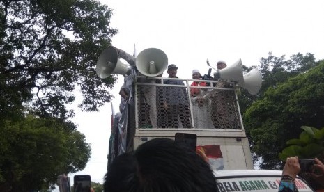 Politisi PAN, Amien Rais, memberikan orasi dalam aksi FUI di depan Kantor KPU, Menteng, Jakarta Pusat, Jumat (1/3). Amien menyerukan KPU bertindak jujur, adil dan menghindari kecurangan dalam pemilu. 