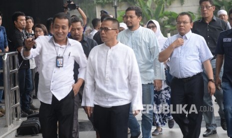 Politisi PAN Drajat Wibowo (kedua kiri) serta Putra Amien Rais, Hanafi Rais (belakang tengah) tiba di Gedung KPK, Jakarta, Senin (5/6)