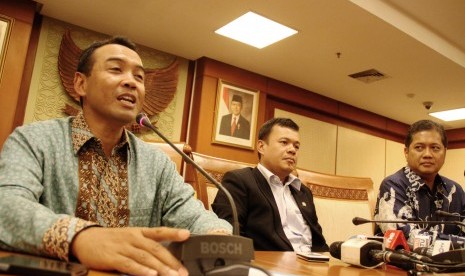 Politisi PAN M Ikhlas El Qudsi (tengah), Teguh Juwarno (kiri), dan Viva Yogi Mauladi (kanan) 