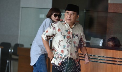 Politisi Partai Golkar Ade Komarudin berjalan seusai menjalani pemeriksaan di gedung KPK Jakarta, Rabu (22/11). 