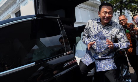 Politisi Partai Golkar Bambang Soesatyo menaiki mobil listrik seusai menemui Presiden Joko Widodo di Kompleks Istana Kepresidenan Jakarta, Senin (15/7/2019).