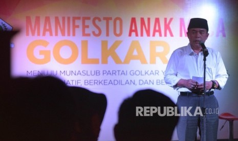 Politisi Partai Golkar sekaligus Ketua DPR RI Ade Komaruddin menyampaikan pidato politiknya usai menerima Manifesto dari perwakilan Anak Muda Golkar di Jakarta, Senin (11/4). (Republika/Rakhmawaty La'lang)