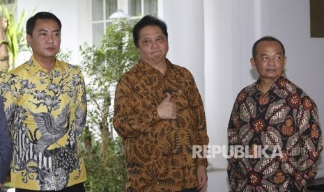 Politisi Partai Golkar yang juga Menteri Perindustrian Airlangga Hartarto (tengah) menyapa wartawan usai bertemu Mantan Ketua Umum Partai Golkar Jusuf Kalla di rumah Dinas, Jakarta, Kamis (30/11). 