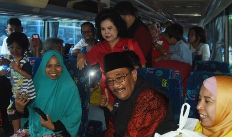 Politisi PDI Perjuangan yang juga Gubernur DKI Jakarta Djarot Saiful Hidayat (kedua kanan) berbincang dengan pemudik saat melepas rombongan Mudik Gotong Royong PDI Perjuangan di Jakarta, Kamis (22/6).