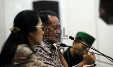 Politisi PDIP Eva Kusuma Sundari (kiri), Pakar Pendidikan Laode M Kamaludin (kedua kiri) berbicara dalam seminar bertema 