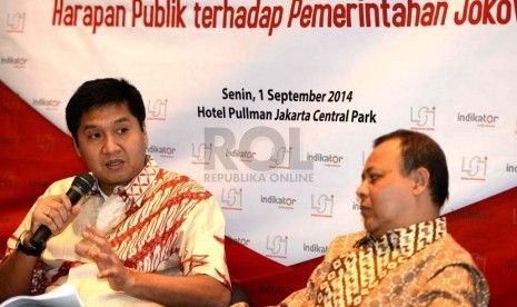 Politisi PDIP Maruarar Sirait didampingi Direktur Eksekutif LSI Kuskrido Ambardi saat rilis survei nasional bertema Ketimpangan Pendapatan di Indonesia, Harapan Publik terhadap Pemerintahanan Jokowi-JK di Jakarta, Senin (1/9).(Republika/ Wihdan)