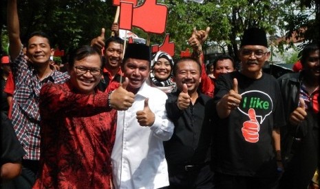 Politisi PDIP, Pramono Anung (2 kiri), mendampingi pasangan Bacagub dan Bacawagub dari PDIP, Bambang DH (2 kanan) dan Said Abdullah (tengah), saat berjalan kaki menuju Kantor KPU Jatim di Surabaya, Sabtu (18/5).