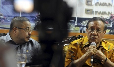 Politisi PKS Aboe Bakar Alhabsy (kiri) bersama dengan poltisi senior Partai Golkar Akbar Tandjung