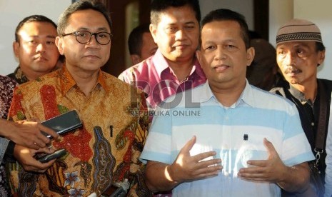 Politisi senior Partai Amanat Nasional (PAN) Sutrisno Bachir (kedua kanan) menerima kedatangan Ketua MPR RI yang juga calon ketua umum Partai Amanat Nasional (PAN), Zulkifli Hasan (kedua kiri) saat tiba di kediaman Sutrisno Bachir, Jakarta, Rabu (18/2).