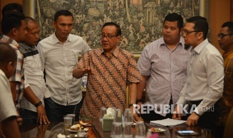 Politisi Senior Partai Golkar Akbar Tandjung memberikan arahan kepada kader muda partai golkar dan sejumlah aktivis seusai menyerahkan petisi saat menggelar silaturahmi di kediamannya, Jakarta, Kamis (11/5).