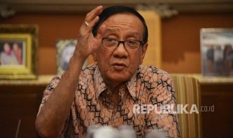 Politisi Senior Partai Golkar Akbar Tanjung memberikan pemaparan sebelum menerima petisi dari kader muda partai golkar dan sejumlah aktivis saat menggelar silaturahmi di kediamannya, Jakarta, Kamis (11/5).