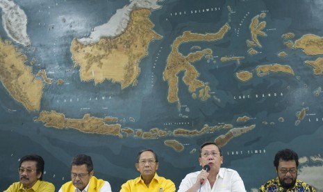 Politisi senior Partai Golkar (kiri ke kanan) Zainal Bintang, Fahmi Idris, Ginandjar Kartasasmita, Andi Matalatta dan Yorrys Raweyai memberikan keterangan kepada wartawan di Gedung Perintis Kemerdekaan Jakarta, Selasa (15/7). 