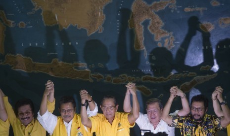 Politisi Senior Partai Golkar (kiri ke kanan) Zainal Bintang, Fahmi Idris, Ginandjar Kartasasmita, Andi Matalatta dan Yorrys Raweyai mengangkat tangan usai memberikan keterangan kepada wartawan di Gedung Perintis Kemerdekaan Jakarta, Selasa (15/7).