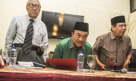 Politisi senior PPP Zarkasih Nur (tengah).