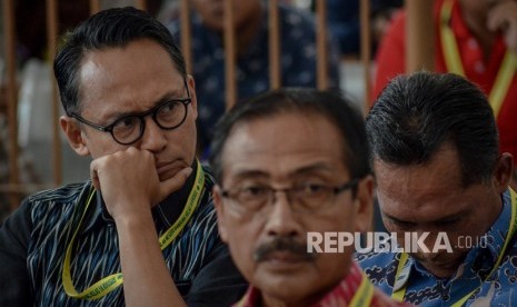 Politisi yang juga Calon Legislatif dari Partai PDIP Nico Siahaan (kiri) menjadi salah satu saksi dalam sidang dengan terdakwa Bupati Cirebon non aktif, Sunjaya Purwadisastra di Pengadilan Tipikor, Bandung, Jawa Barat, Rabu (13/3/2019).