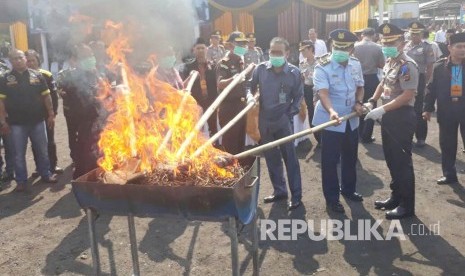 Polres Bandung memusnahkan 31 ribu lebih botol minuman keras (miras) dan enam kilogram ganja di halaman belakang Markas Polres Bandung, Senin (22/5). 