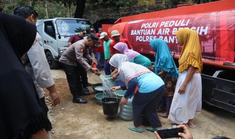 Polres Bantul mendistribusikan air bersih ke Padukuhan Srumbung, Jumat (6/10/2023).