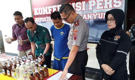 Polres Banyumas menyita ratusan miras bermerek dari seorang pedagang. Miras yang dalam kemasan botol bermerek tersebut, ternyata merupakan miras oplosan. 