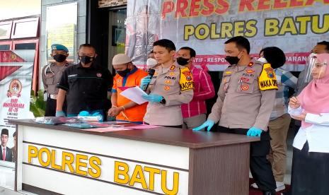 Polres Batu merilis pengungkapan kasus pencurian dengan pemberatan (curat) di Mapolres Batu. Pada kasus ini, tiga tersangka diduga telah mencuri empat kambing milik warga. 