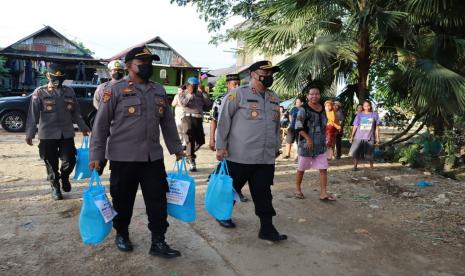 Polres Berau mulai membagikan bantuan sosial (bansos) kepada masyarakat sebagai antisipasi dari dampak kenaikan harga bahan bakar minyak (BBM). 