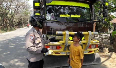 Polres Bogor bersama Polsek Parung Panjang melakukan penindakan penilangan kepada supir truk yang masih berusia 15 tahun di Desa Lumpang, Kecamatan Parung Panjang, Kabupaten Bogor, Selasa (6/8).