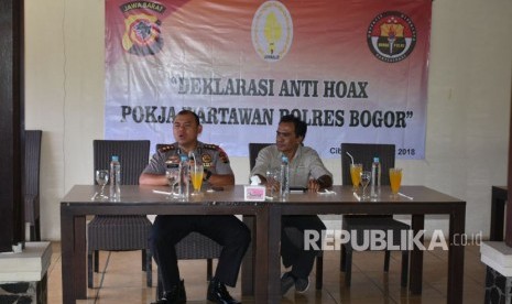 Polres Bogor melakukan deklarasi anti hoax bersama pokja wartawan polres bogor, Senin (12/3).