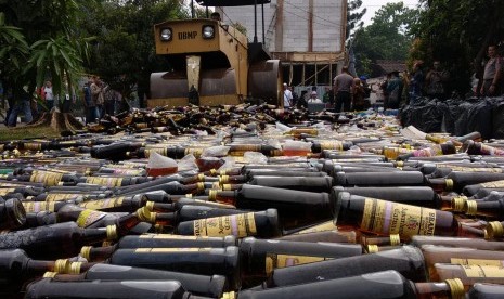 Empat ribu botol miras dimusnahkan Polsek Tangsel.